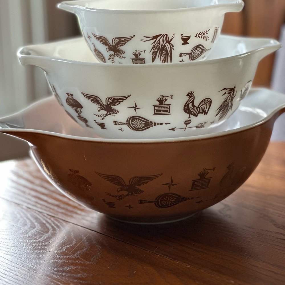 Pyrex Vintage Mixing Bowls - Brown and White